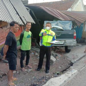 *Kasus Kecelakaan Mobil Tabrak Rumah Warga di Jombang Berakhir Damai, Pengemudi Sanggup Mengganti Kerusakan*