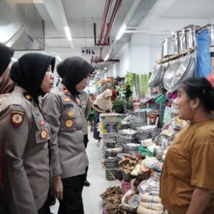 Jelang Nataru Polres Ponorogo Kunjungi Pasar Cek Persediaan dan Harga Bahan Pokok