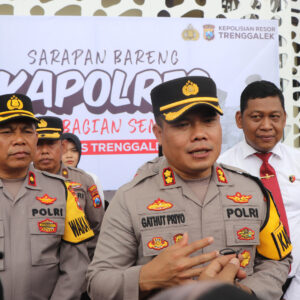 Polisi Baik Hati Ajak Ratusan Warga Trenggalek dan Tukang Becak Sarapan Bareng