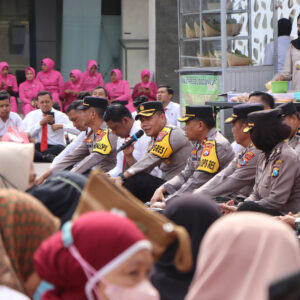 Polisi Baik Hati Ajak Ratusan Warga Trenggalek dan Tukang Becak Sarapan Bareng