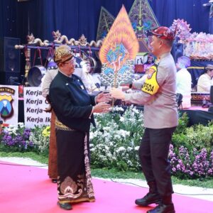 Polda Jatim Stimulasi Pemilu Damai Melalui Pagelaran Seni Wayang Kulit