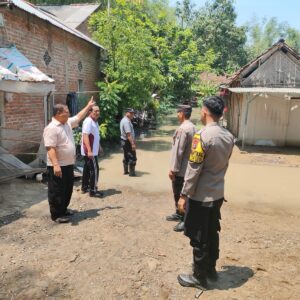 *Polisi Gotong Royong Bantu Warga Menangani Tanggul Jebol di Ploso Jombang*