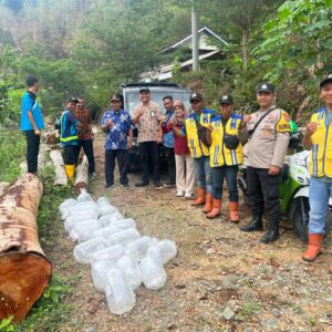 Tebar Benih Ikan, Cara Bhabinkamtibmas Polres Pacitan Jaga Habibat Air