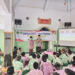 Kanit Binmas Polsek Jogoroto Aipda Ainul Ilmi Melaksanakan Giat Binluh Kenakalan Remaja Dan Bahaya Narkoba Di MTSN 6 Jogoroto