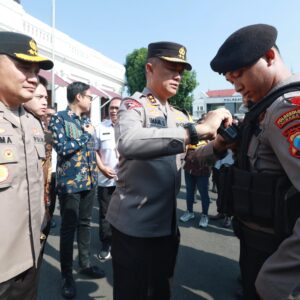 Kapolda Jatim Serahkan 50 Bodycam Kepada Anggota Polrestabes Surabaya