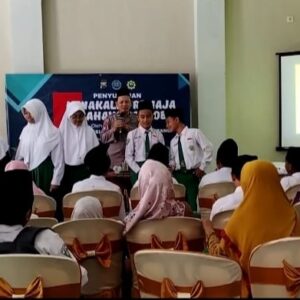 *Polisi Berikan Sosialisasi Kenakalan Remaja dan Bahaya Narkoba Kepada Pelajar MI Islamiyah Ngoro*