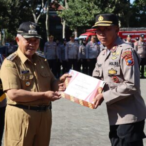 Wujud Apresiasi, Bupati HM Sanusi Beri Penghargaan 45 Personel Polres Malang dan Bhayangkari