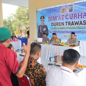 Polres Mojokerto Peduli, Berbagi Sembako di Jum’at Curhat