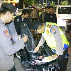 Polres Pelabuhan Tanjungperak Gelar Razia di Suramadu untuk Harkamtibmas saat Nataru