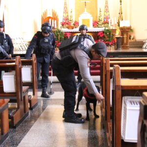 Polresta Malang Kota Bersama Brimob Sterilisasi Sejumlah Gereja Jamin Keamanan Ibadah Natal