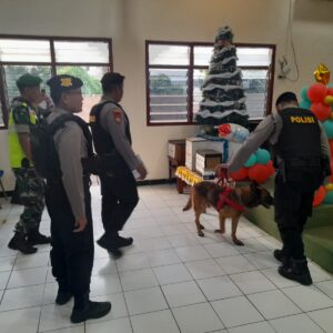 Anjing Pelacak K9 Polres Mojokerto Sterilisasi di Gereja Pastikan Rasa Aman Jemaat