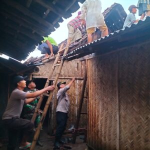 Sinergitas, Polisi bersama TNI dan Warga Tangani Dampak Puting Beliung di Bondowoso