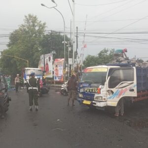 *Kolaborasi Berbagai Pihak, Truk Muat Batu Bara Terguling di Jombang Berhasil Dievakuasi*