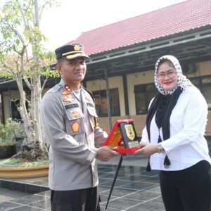 Polres Sampang Terima Penghargaan Dari TRC Perlindungan Perempuan dan Anak Indonesia