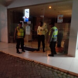 *ANGGOTA POLSEK PLANDAAN POLRES JOMBANG MELAKSANAKAN GIAT PATROLI DI OBJEK VITAL BANK JOMBANG GUNA CEGAH KRIMINALITAS DAN BERI KEAMANAN BAGI NASABAH*