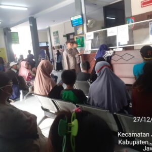 *Patroli Harkamtibmas Anggota Polsek Jogoroto Datangi Pukesmas Mayangan Dan Dialogis Dengan Warga Masyarakat Yang Sedang Berobat*