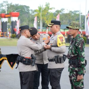 *Kapolri Beri Penghargaan Pin Emas Kepada Prajurit TNI dan Anggota Polri yang tergabung dalam Satgas Operasi Damai Cartenz 2023*
