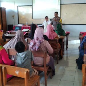 *Giat jumat curhat bersama Kapolsek Perak dengan para orang tua wali murid SDN Jantiganggong*