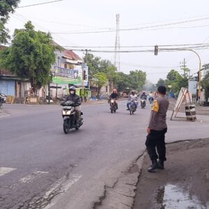 *Pengaturan arus lalin di perempatan kabuh, ciptakan rasa aman bagi pengendara dinjalan raya*
