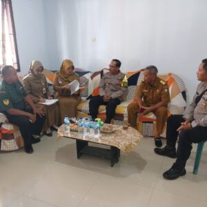 *Kapolsek Kudu melaksanakan sambang di kantir desa Sidokaton sampaikan himbauan netralitas ASN pada pemilu 2024*