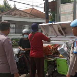 *Patroli Siang Hari Unit SPKT Polsek Jogoroto Memberi Himbauan Kamtibmas Kepada Pedagang Kaki Lima*