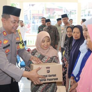 Gelar Jum’at Curhat Polres Pasuruan Salurkan Bantuan Sosial untuk Warga Lemahbang