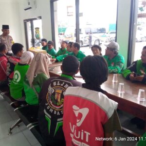 *Polisi di Jombang Sambangi Pengemudi Ojol Korban Kecelakaan*