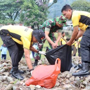 Polres Ponorogo Gandeng TNI dan Relawan Gotong Royong Bersihkan Sampah di Telaga Ngebel