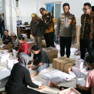 Kapolres Mojokerto Kota Bersama Walikota Kunjungi Gudang KPU Pastikan Logistik Aman