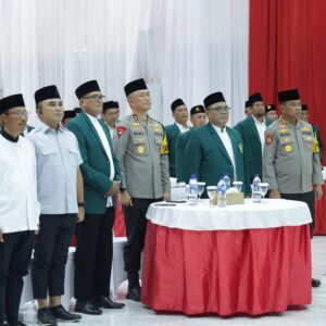 Polda Jatim Bersama DPW LDII Gelar Deklarasi Pemilu Damai  Radarposnusantara.id – Polres Jombang Polda Jatim,  Upaya mewujudkan terselenggaranya Pemilu 2024 dengan aman dan damai terus dilakukan oleh Polda Jawa Timur.  Kali ini bersama Dewan Pimpinan Wilayah Lembaga Dakwah Islam Indonesia (LDII) setempat, Polda Jawa Timur bersinergi mewujudkan pelaksanaan Pemilihan Umum (Pemilu) yang damai dengan menggelar deklarasi serentak di seluruh Kabupaten/Kota.  Kepala Kepolisian Daerah Jawa Timur Irjen Pol Drs.Imam Sugianto,M.Si pada acara Deklarasi Pemilu Damai yang diinisiasi DPW LDII Jatim dan DPD LDII Kabupaten/Kota, menyampaikan apresiasi kepada DPD LDII yang telah berkomitmen menjaga kondusifitas di Jawa Timur.  Ia mengatakan, deklarasi tersebut menjadi salah satu kekuatan dan diharapakan diikuti oleh organisasi kemasyarakatan yang lain di Jawa Timur dan provinsi yang lain.  “Kami berterima kasih kepada LDII di kabupaten/kota dan juga Kapolres jajaran untuk bersinergitas membangun dan mengajak elemen bersama mengawal pesta demokrasi sampai tahapan puncak di 14 Februari,” tutur Irjen Imam,Sabtu (13/1).  Sementara itu Ketua DPW LDII Jatim, KH Mochammad Amrodji Konawi mengatakan Deklarasi Pemilu Damai ini merupakan bentuk peran aktif warga LDII turut serta menjaga pelaksanaan pesta demokrasi berjalan aman dan tertib.  “Kita turut menjaga keamanan di seluruh tahapan pemilu. Baik itu menjelang pelaksanaan pemungutan suara, sampai saat pelaksanaan, dan pasca pelaksanaan pemungutan suara,” katanya.   Amrodji mengatakan, pengurus dan warga LDII tersebar di 38 kabupaten dan kota di Jawa Timur, termasuk di dalamnya sekitar 1.200-an pengurus cabang ditambah pengurus anak cabang.  “Sehingga, untuk membumikan deklarasi ini kita lakukan lewat garis koordinasi yang kita punya, termasuk takmir-takmir masjid yang termasuk dalam binaan LDII,” tuturnya.  Amrodji menegaskan, sikap politik LDII netral aktif dan juga melarang untuk golongan putih (golput).  “Kita harus menggunakan hak suara. Begitu pula dalam memilih calon legislatif. Caleg kita banyak dan berada di berbagai partai politik,” pungkasnya. (seco)
