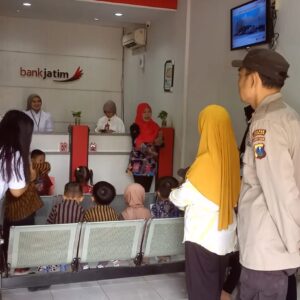 *Patroli Polsek Mojowarno di Bank Jatim sampaikan himbauan kepada nasabah