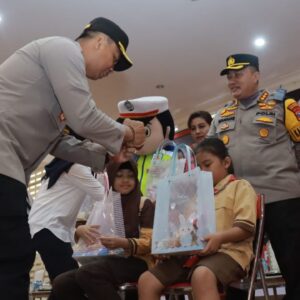 Cara Unik Polresta Banyuwangi Bantu Sukseskan Program Imunisasi Polio