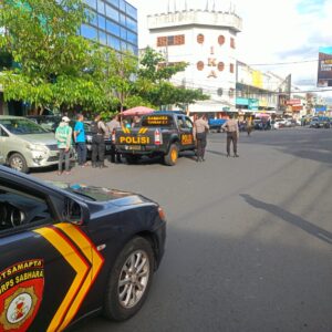 Respon Cepat Polisi dan Relawan Amankan ODGJ yang Acungkan Sajam di Pasar Besar Kota Malang