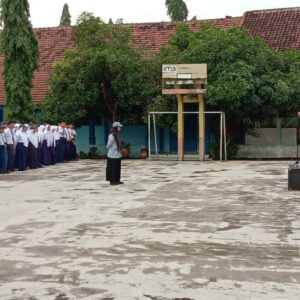 *Kapolsek Mojowarno pimpin langsung upacara bendera dan sampaikan motivasi kepada siswa*
