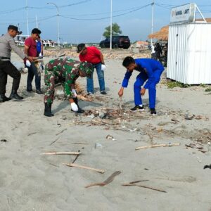 Peduli Lingkungan, Polisi bersama TNI Gelar “Sapu Bersih Sampah Laut” di Pamekasan
