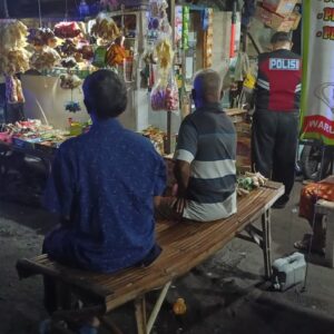 *Ka Spkt polsek perak Aiptu Kusnadi patroli malam berkunjung ke warung kopi yang berada di desa Pagerwojo*