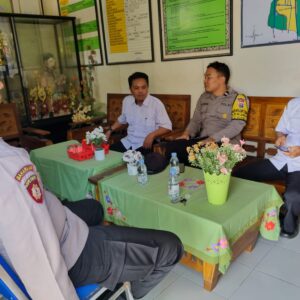 *Patroli sambang di tingkatkan polsek kabuh tangkal kejahatan di tingkat warga*