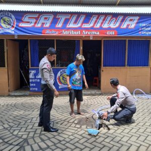 Tindaklanjuti Jumat Curhat, Polres Malang Salurkan Bantuan Pompa Air untuk Pedagang di Stadion Kanjuruhan