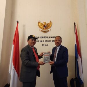 Buku Karya Irjen Dedi Prasetyo Diserahkan ke Para Dubes, Ini Tujuannya