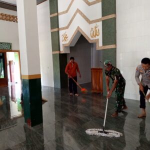Sinergisitas Polres Nganjuk bersama Kodim 0810 Kerja Bakti Bersihkan Fasum dan Rumah Ibadah