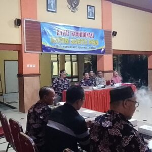 Bhabinkamtibmas desa Temuwulan hadiri giat rapat koordinasi dengan Perangkat Desa.