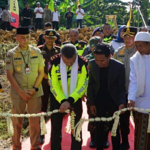 Kapolda Jatim Resmikan Subur Bor Presisi dan Beri Bantuan Sosial di Bangkalan