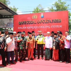 Kapolda Jatim Laksanakan Patroli Bermotor dan Bakti Sosial di Sampang