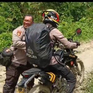 *Perjuangan Polisi Terobos Hutan Berlumpur Kawal Distribusi Logistik Pemilu di Jombang*