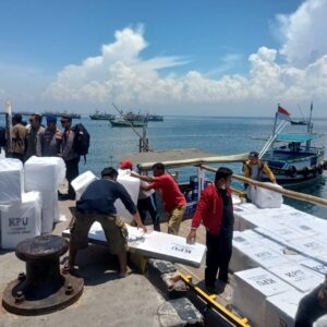 Ditpolairud Polda Jatim Kawal Pendistribusian Logistik Pemilu Untuk Wilayah Kepulauan di Jawa Timur