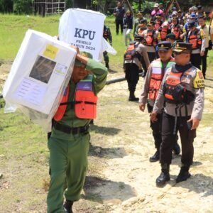 Sinergitas Polres Ngawi bersama TNI Kawal Distribusi Logistik Pemilu Sebrangi Waduk