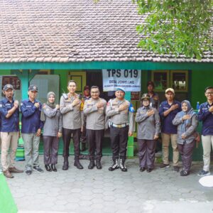 *Kapolres Jombang Dampingi Pamatwil dan Asistensi Mabes polri Cek Pengamanan TPS*