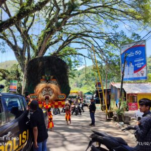 Unik, Distribusi Logistik Pemilu di Ponorogo Dikawal Reog dan Petugas Berkuda