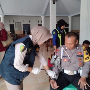 *Gelar patroli Kesehatan, Sidokkes Polres Jombang Cek Kesehatan Personel Polri yang Mengamankan Pemilu*