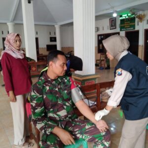 Gelar Patroli Kesehatan, Sidokkes Polres Jombang Cek Kesehatan Petugas Pam Pemilu dan KPPS